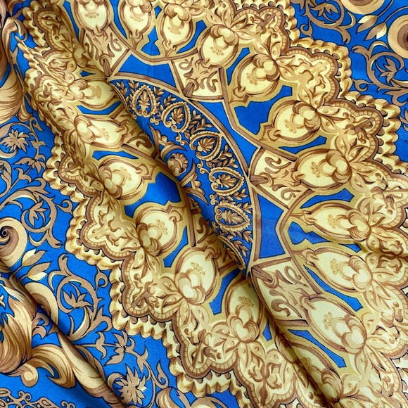 Fabulous silk scarf from WAKO Ginza Tokyo - Picture 3 of 12